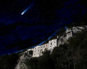 ２００３年のクリスマスの夜グレッチオの修道院の上空に彗星が現れました。（写真提供：グレッチオのフランシスコ会）
