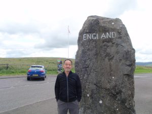 イングランドとスコットランドの「国境」。この石の裏側にはSCOTLANDと書かれていた